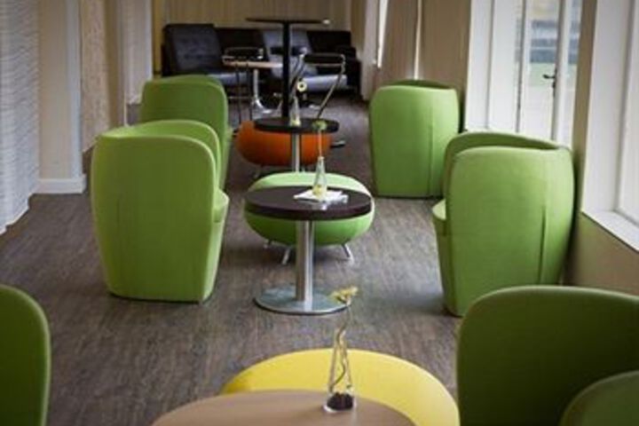 Lounge 8 of 10