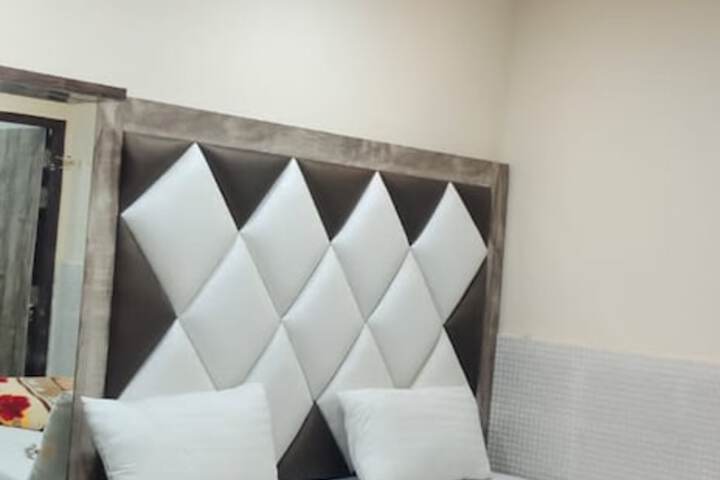 Room 10 of 18