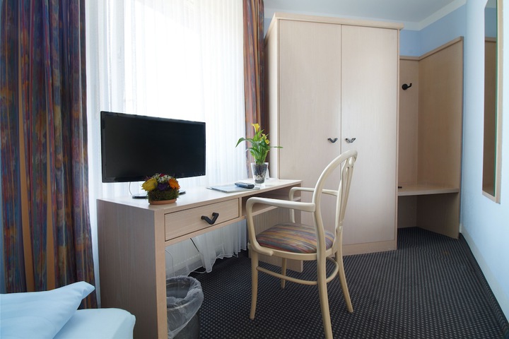 Room 9 of 43