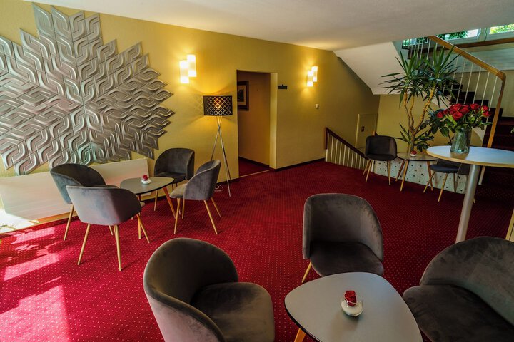 Ballroom/Hall 74 of 95