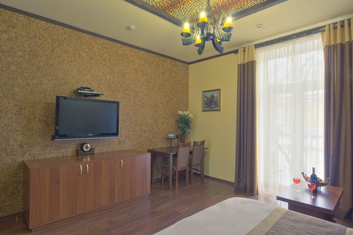 Room 13 of 100