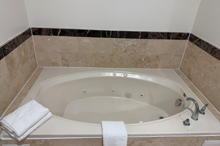 Jetted tub