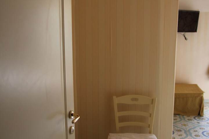 Room 11 of 28