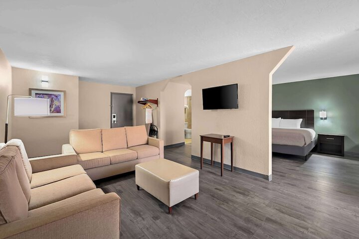 1 King Bed (4 of 14)