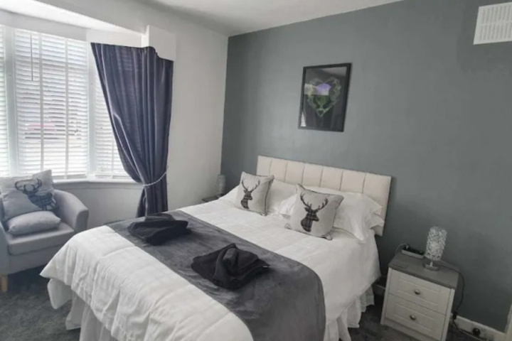 Room 5 of 9