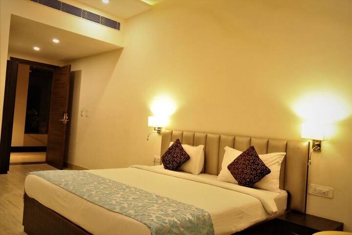 Room 8 of 16