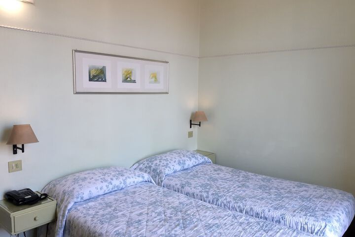 Room 33 of 76
