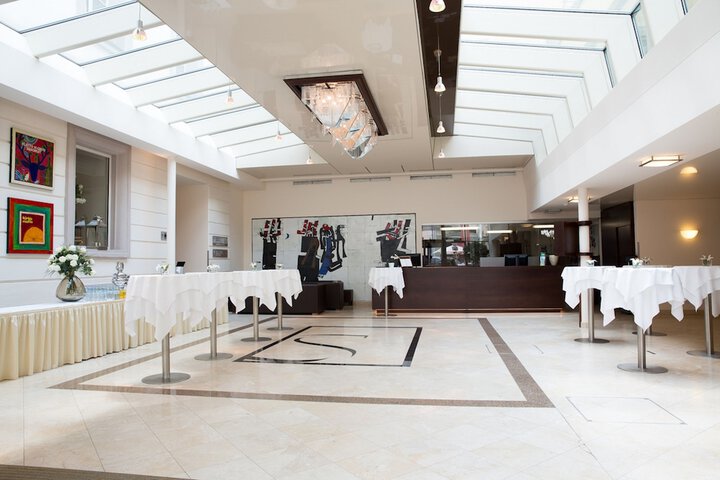 Entrance & Lobby