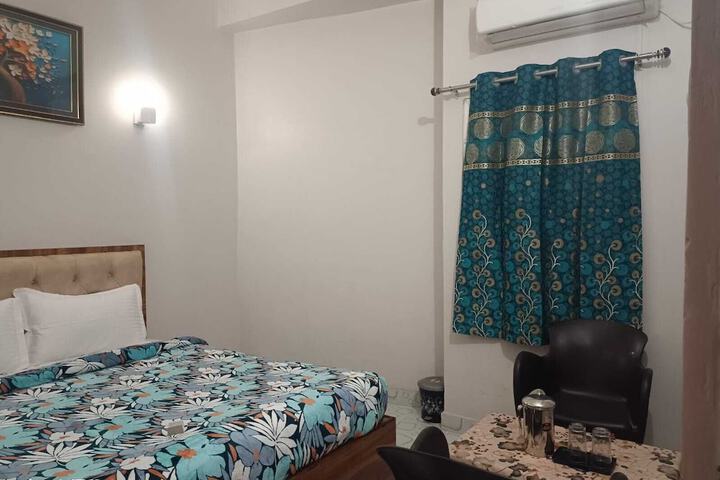 Room 4 of 8