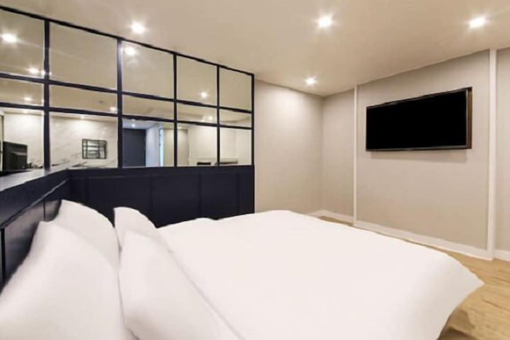Room 12 of 27