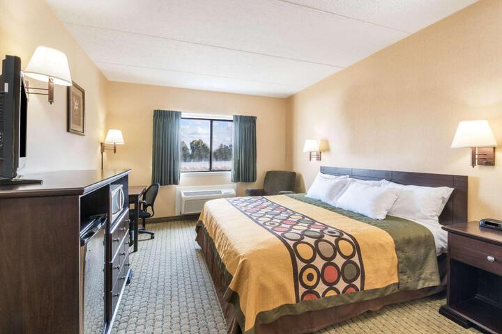 1 King Bed Deluxe Room (1 of 7)