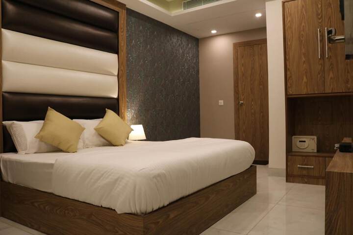 Room 13 of 38