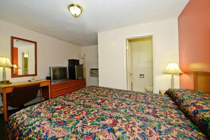1 Queen Bed (1 of 2)