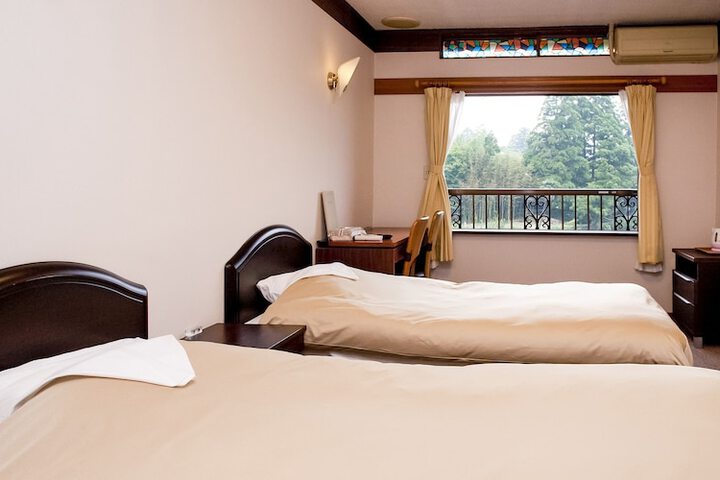 Room 4 of 40