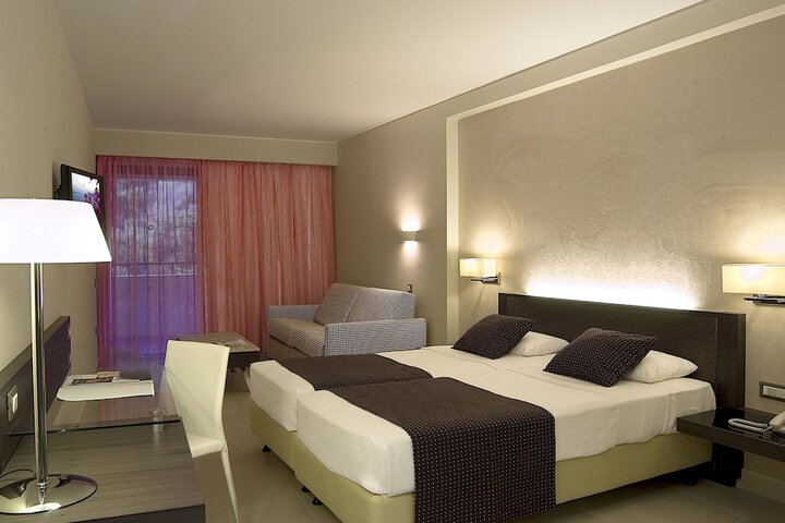 Room 33 of 295