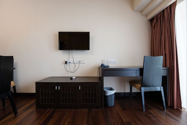 Room 6 of 77