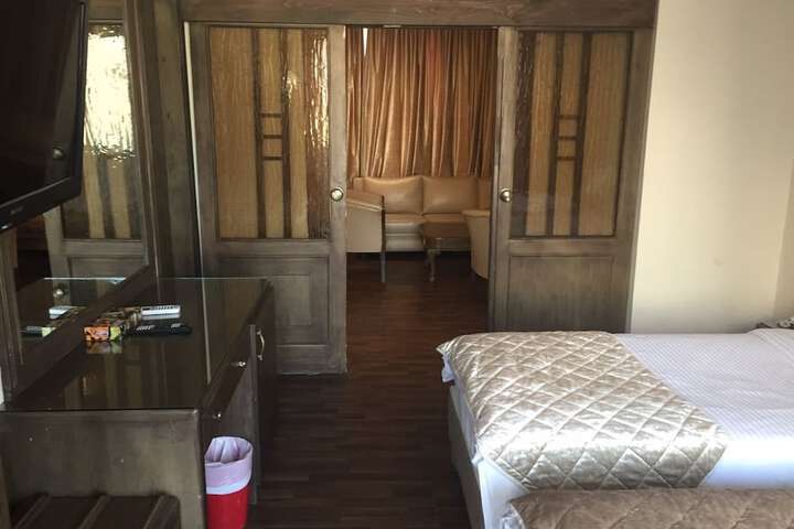 Room 8 of 16