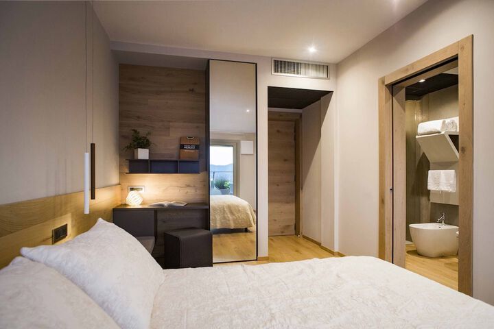 Room 4 of 48