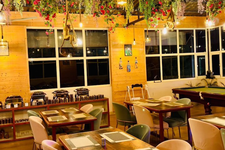 Dining 33 of 47