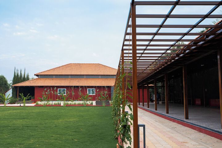 Hotel Exterior 40 of 48