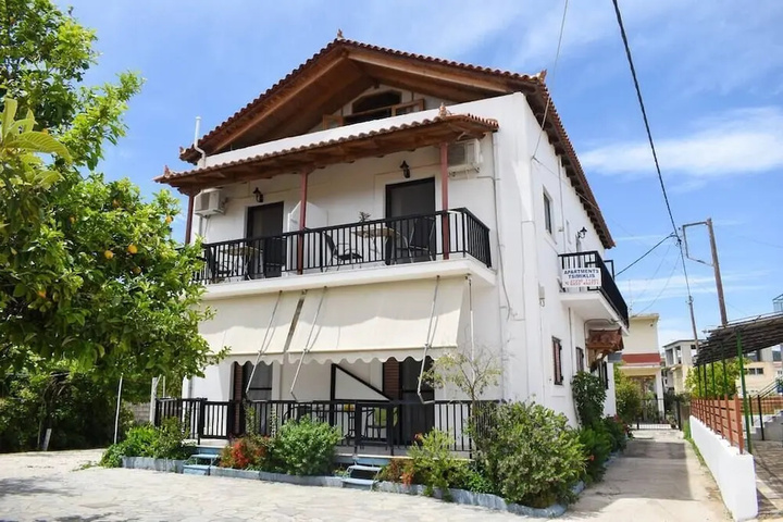 Spacious Studio just 150m to the Beach