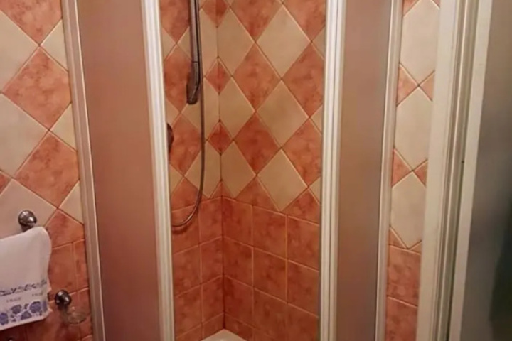 Room 8 of 12