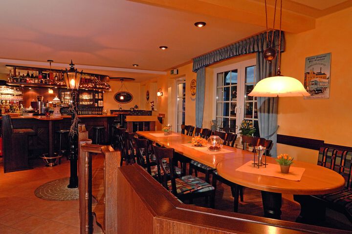 Dining 18 of 25