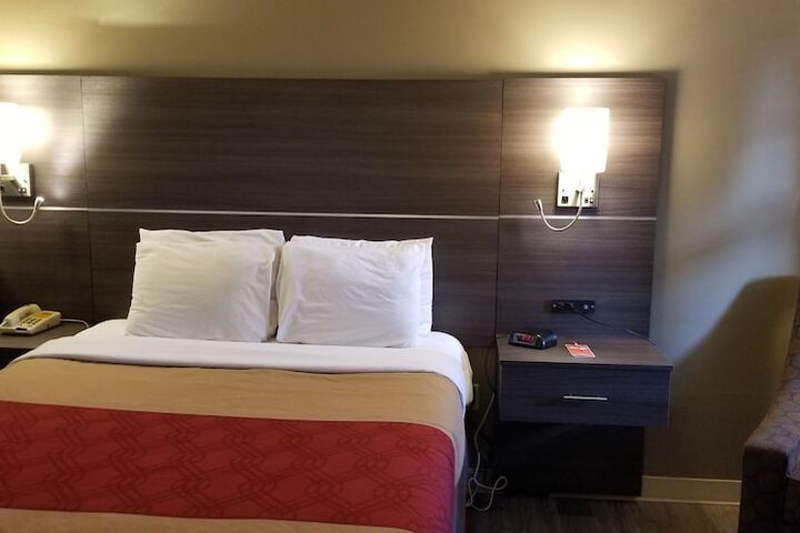 1 Queen Bed (15 of 18)