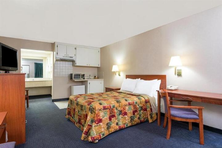 1 King Bed (4 of 9)