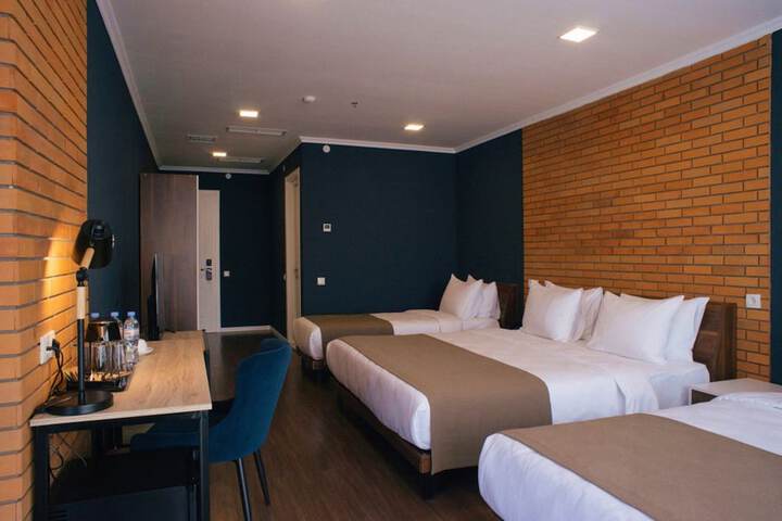 Room 25 of 240
