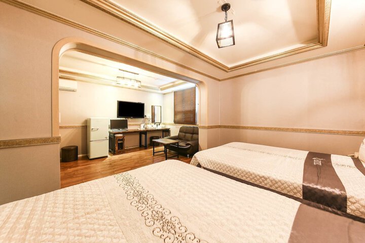 Room 28 of 49