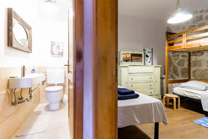 Room 8 of 16