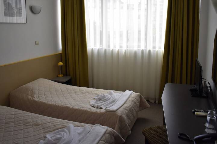 Room 5 of 16