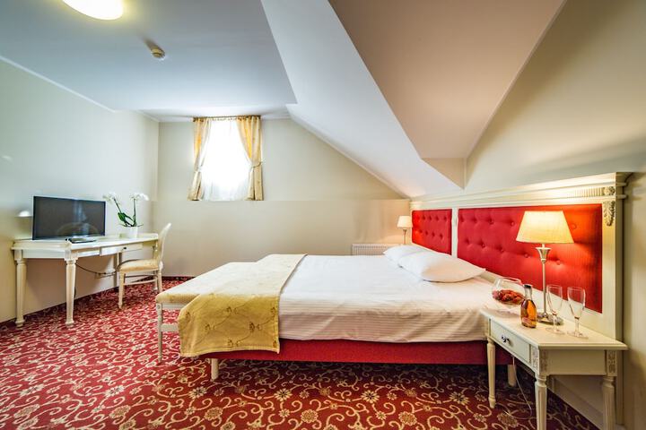 Room 7 of 32
