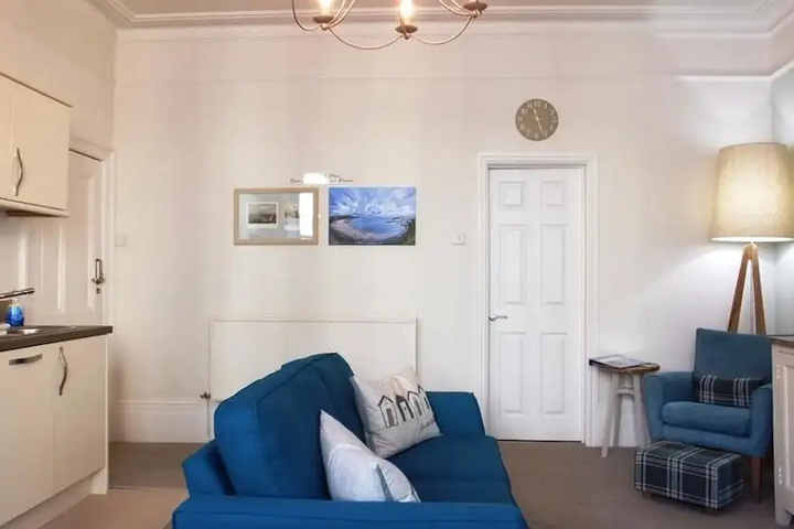 Room 4 of 12