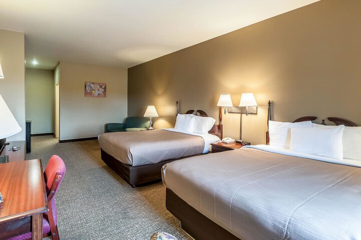1 Queen Bed (4 of 10)