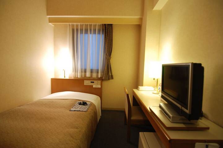 Room 6 of 28