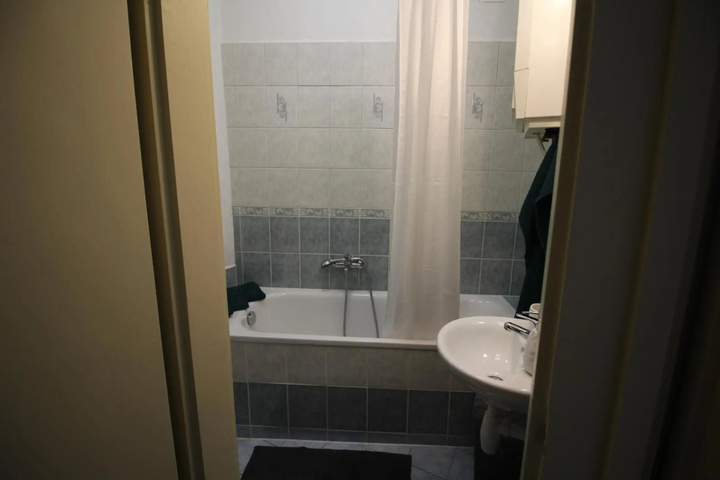 Room 7 of 16