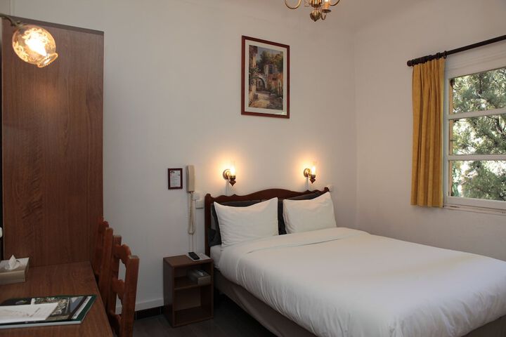 Room 3 of 44