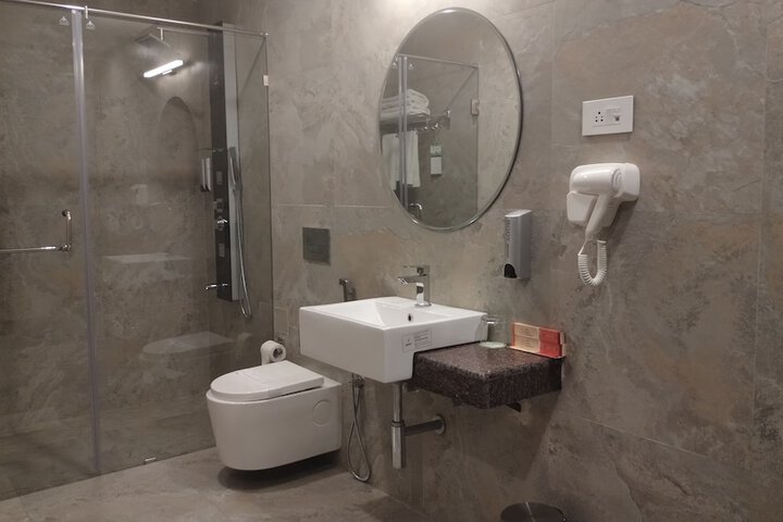 Room 16 of 28