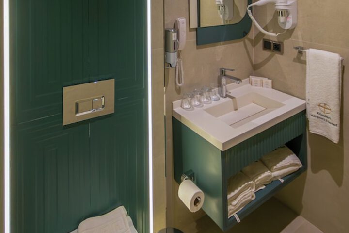 Room 43 of 106