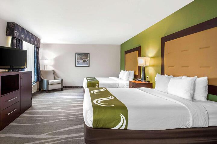 2 Queen Beds (2 of 17)
