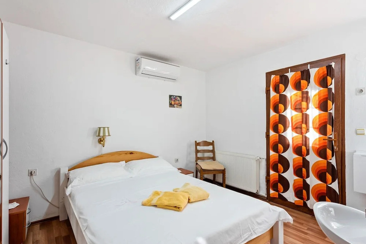 Room 6 of 14