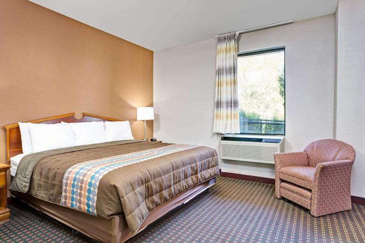 1 King Bed (4 of 11)