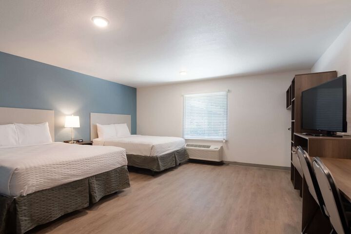 1 Queen Bed (4 of 18)