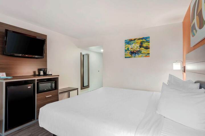1 King Bed Microwave and Refrigerator WiFi Continental Breakfast (26 of 34)
