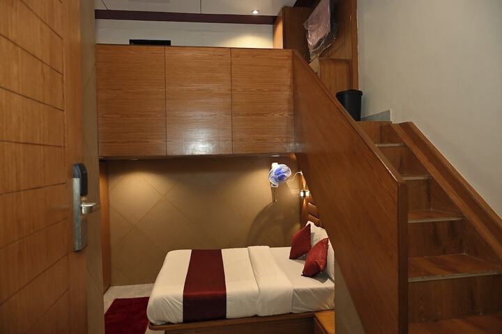 Room 8 of 16