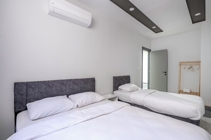 Room 104 of 293