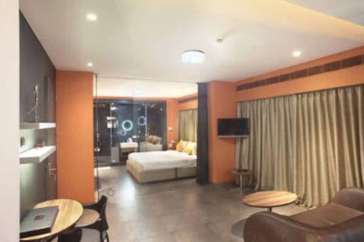 Room 13 of 90