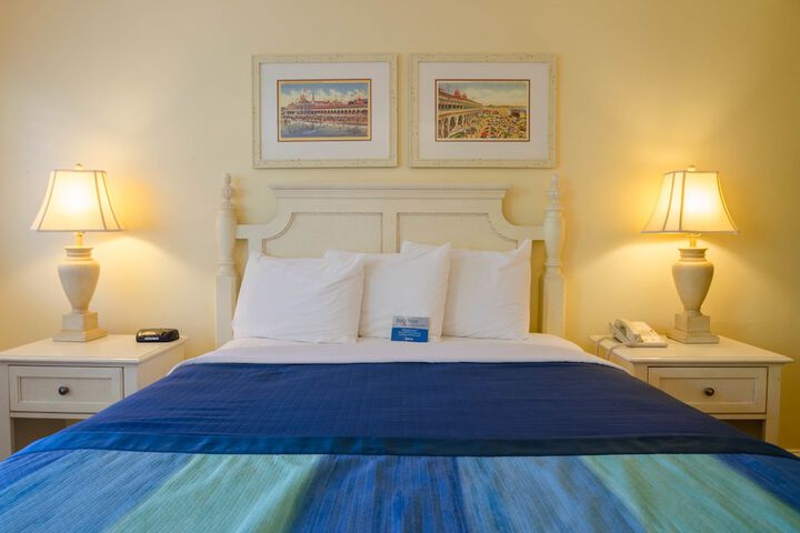 1 Queen Bed (5 of 11)
